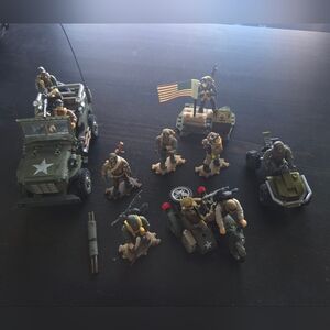 Mega Construx Call of Duty Military Playset Soldiers , MotorBike and Trucks